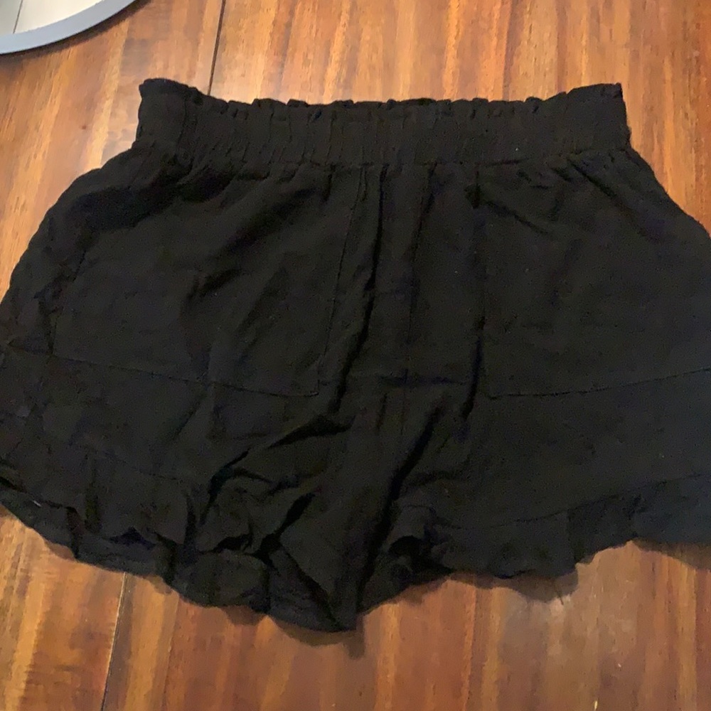Flowy black shorts with pockets